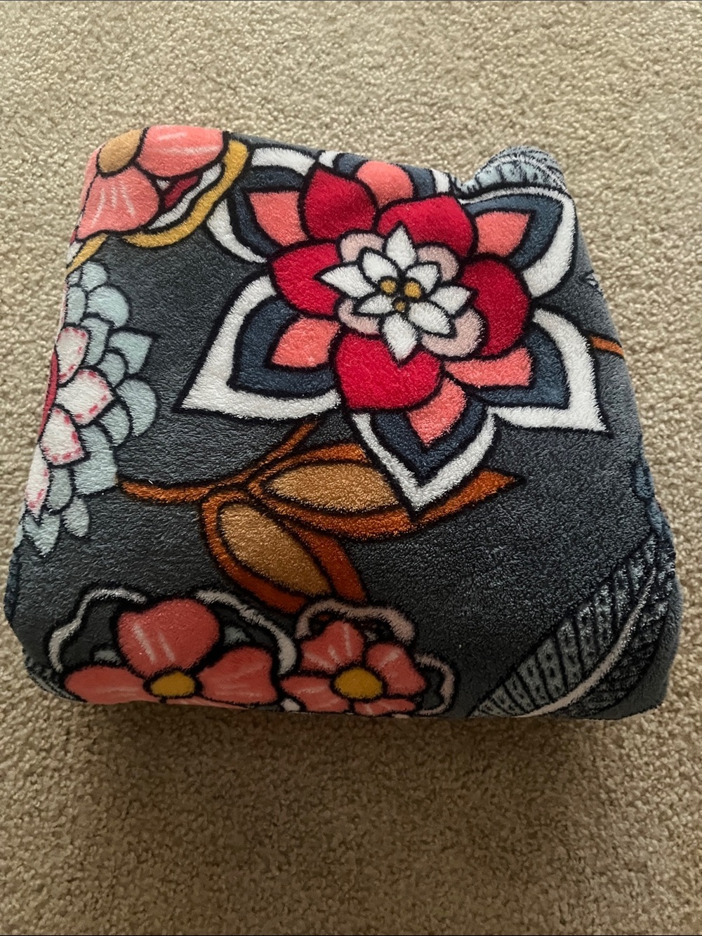 Vera Bradley Tropical Evening Throw Blanket. Smoke free. Pet free